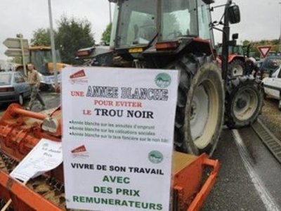 Τρακτέρ κατακλύζουν το Παρίσι