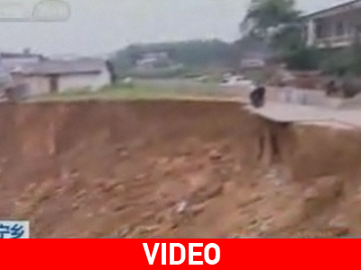 Άνοιξε η γη…