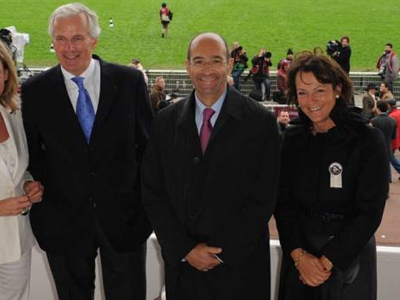 Ξεπούλησε και τον ιππόδρομο!