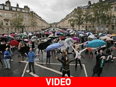 Έσπασαν ρεκόρ… χορεύοντας στη βροχή