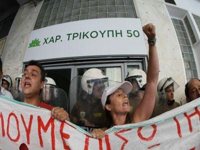 Έξω από τα γραφεία του ΠΑΣΟΚ καθηγητές και σχολικοί φύλακες