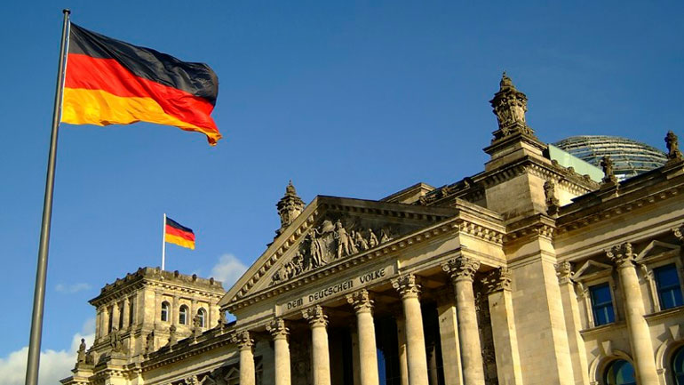 «Οι συνομιλίες Τσίπρα-Μέρκελ-Ολάντ δεν υποκαθιστούν τους θεσμούς»