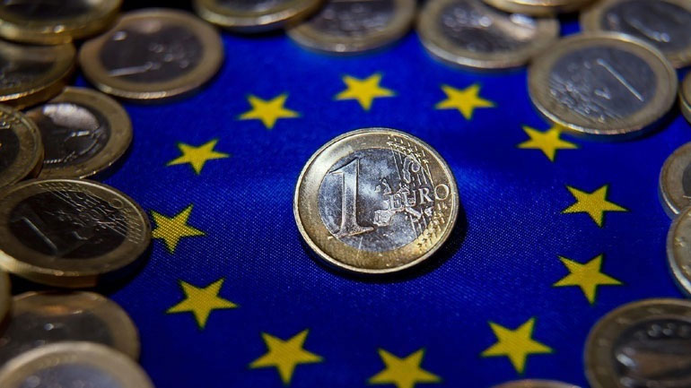 Πτώση καταγράφει το ευρώ