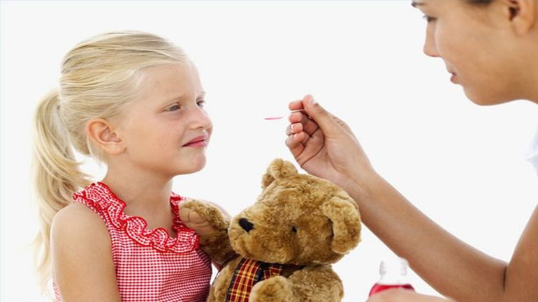 Επικίνδυνη για τα παιδιά η χορήγηση φαρμάκων με το κουταλάκι
