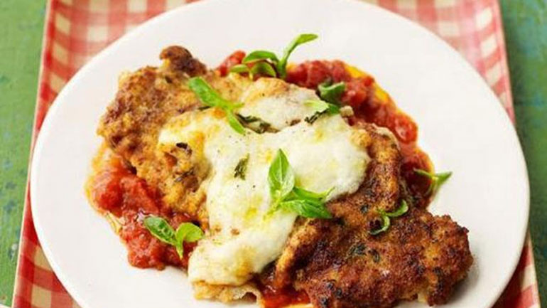 Σνίτσελ με παρμεζάνα σε σάλτσα ντομάτας