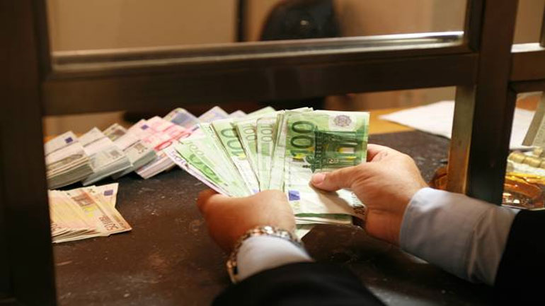 Reuters: Κατά 7,8 δισ. ευρώ μειώθηκαν οι καταθέσεις τον Φεβρουάριο
