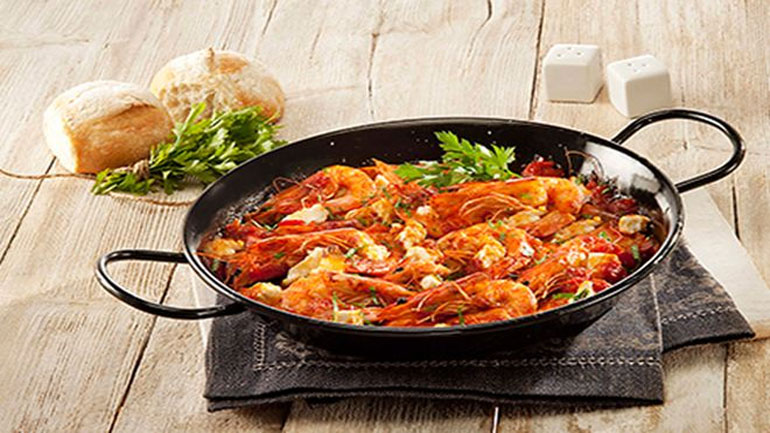 Νόστιμες γαρίδες με ντομάτα και πέστο βασιλικού