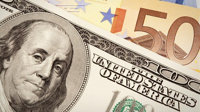 Οριακή πτώση καταγράφει το ευρώ