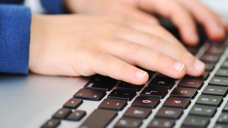 Ο διαδικτυακός εκφοβισμός και το «sexting» οδηγούν τα παιδιά στην κατάθλιψη