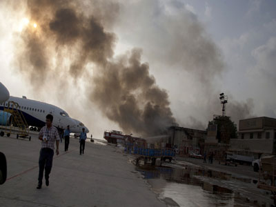 Πυρά και εκρήξεις κοντά σε αεροδρόμιο του Πακιστάν