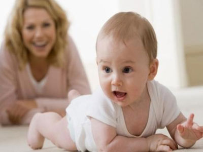 Τα μωρά που γεννιούνται τον χειμώνα μπουσουλάνε νωρίτερα