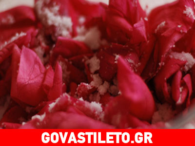 Διώξτε τα σημάδια από το πρόσωπο με τριαντάφυλλο και καρύδι