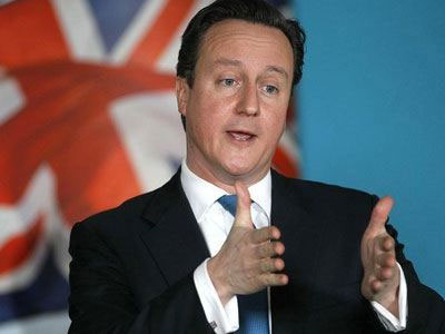 Με κλιμάκωση των πιέσεων προειδοποιεί τη Μόσχα ο Κάμερον