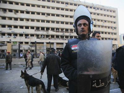 Ένας αστυνομικός νεκρός από επίθεση ενόπλων στην Αίγυπτο