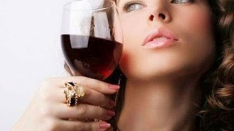 Λεία και λαμπερή επιδερμίδα με… κρασί