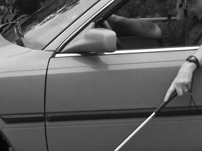 Συνελήφθη «μαϊμού» τυφλός την ώρα που οδηγούσε!