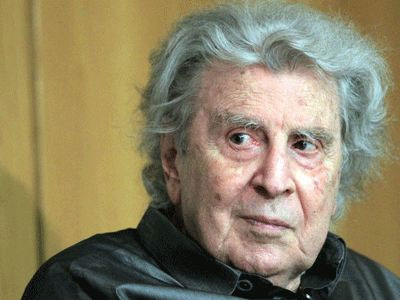 Στο νοσοκομείο ο Μίκης Θεοδωράκης