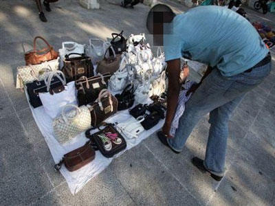 Συλλήψεις παράνομων μικροπωλητών στην Αθήνα