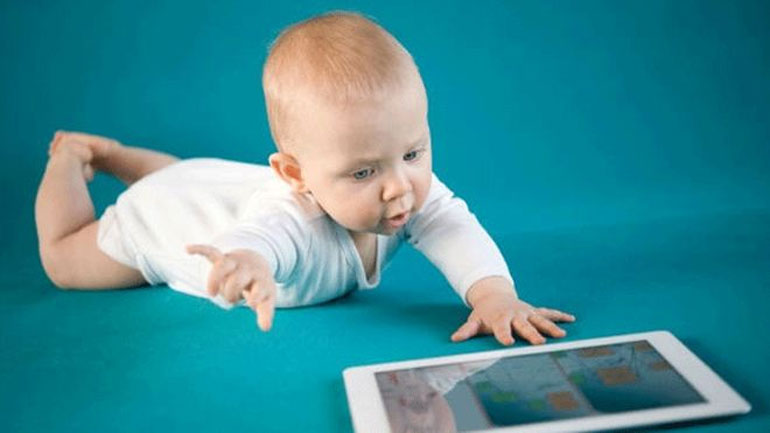 «Τάμπλετ» η πρώτη λέξη για ένα στα 10 μωρά!