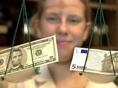 Σε χαμηλά 14 μηνών υποχωρεί το ευρώ