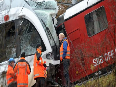 Ελβετία: Σύγκρουση λεωφορείου με τρένο – Τρεις νεκροί