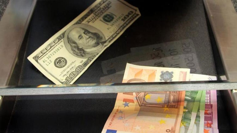 Υποχωρεί το ευρώ