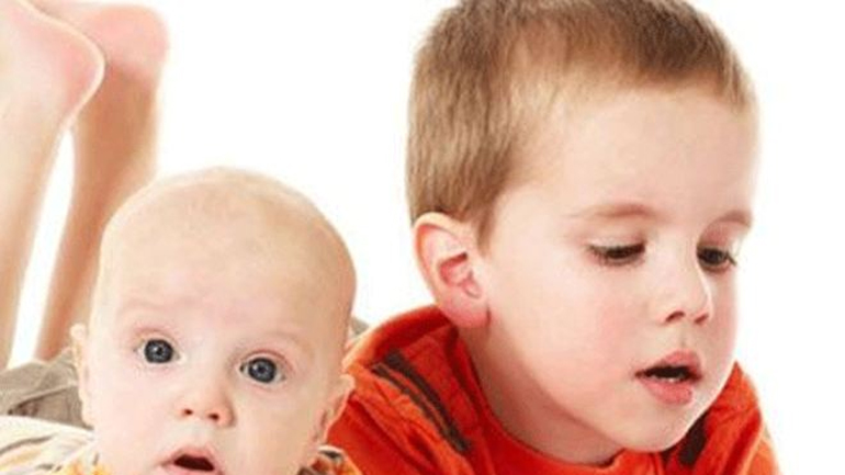 Ο πιο σημαντικός άνθρωπος στη ζωή του μικρού σας είναι το αδελφάκι του