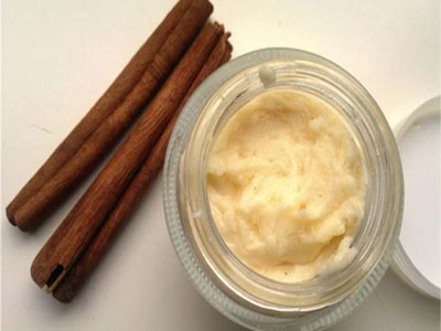 Μαλακώστε τα χέρια σας με ενυδατικό βούτυρο κανέλας!