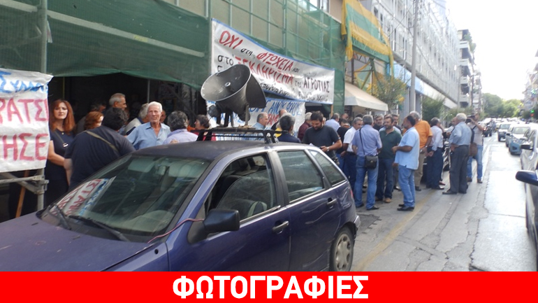 Αγρότες απέκλεισαν την είσοδο της Εφορίας Χανίων