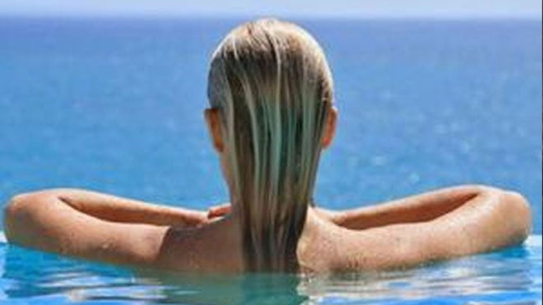 Δείτε τι προκαλεί το νερό της πισίνας στα μαλλιά