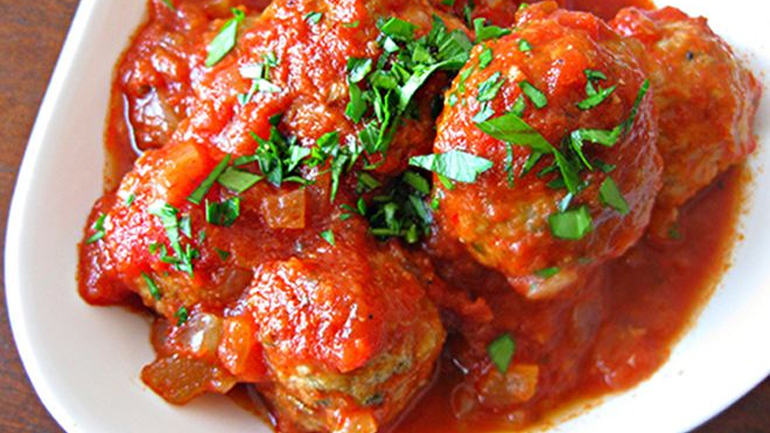 Πεντανόστιμοι κεφτέδες με κόκκινη σάλτσα