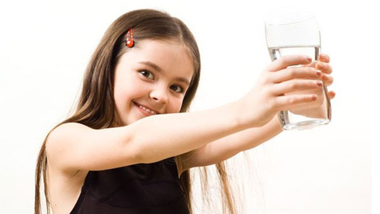 Για ποιους λόγους τα παιδιά πρέπει να πίνουν πολύ νερό