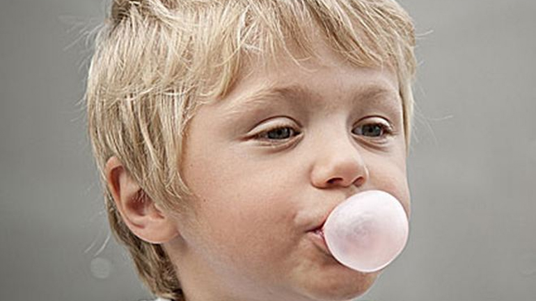 Γιατί η τσίχλα βλάπτει το παιδί;