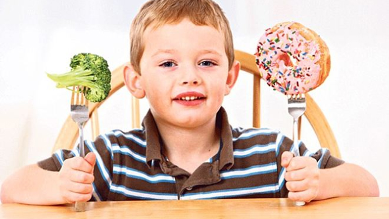 Γιατί δεν πρέπει να απαγορεύουμε το junk food στα παιδιά