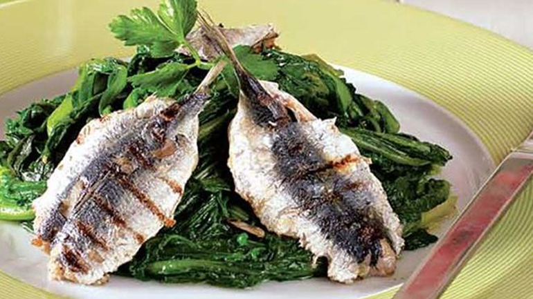 Ραδίκια με ψητές σαρδέλες