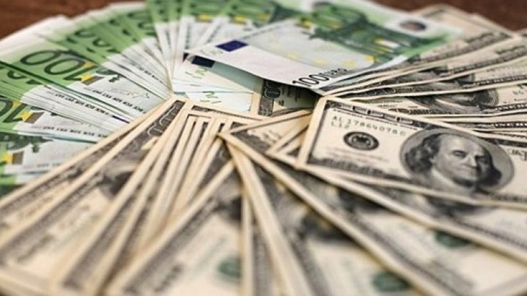 Οριακή πτώση για το ευρώ