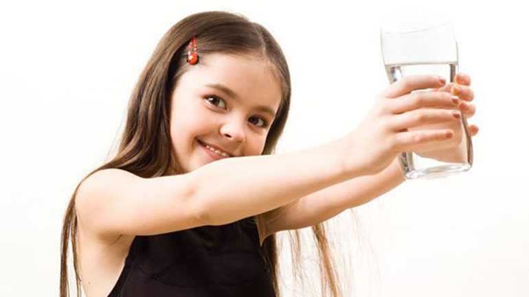 Οι λόγοι που πρέπει τα παιδιά να πίνουν πολύ νερό!
