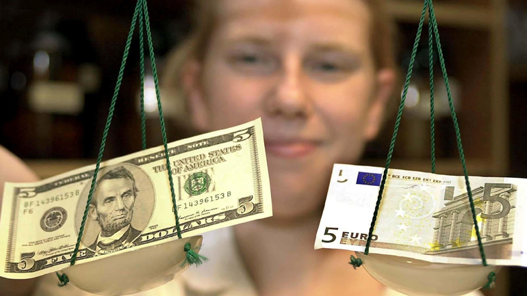 Πτωτικά κινείται το ευρώ