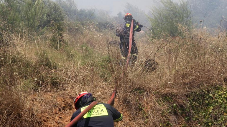 Σε εξέλιξη πυρκαγιά στη Μαγούλα Αττικής