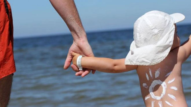 Πρακτικά tips για να απαλύνετε το ηλιακό έγκαυμα των παιδιών