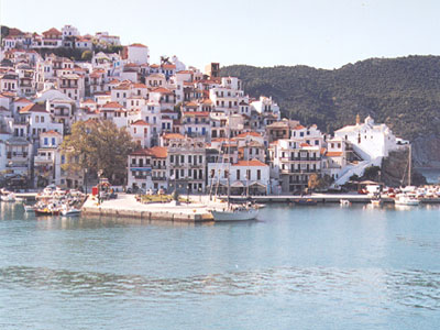 «Βουτιά» Ι.Χ. στο λιμάνι της Σκοπέλου