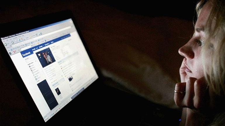 Kολλητικά τα συναισθήματα στο Facebook