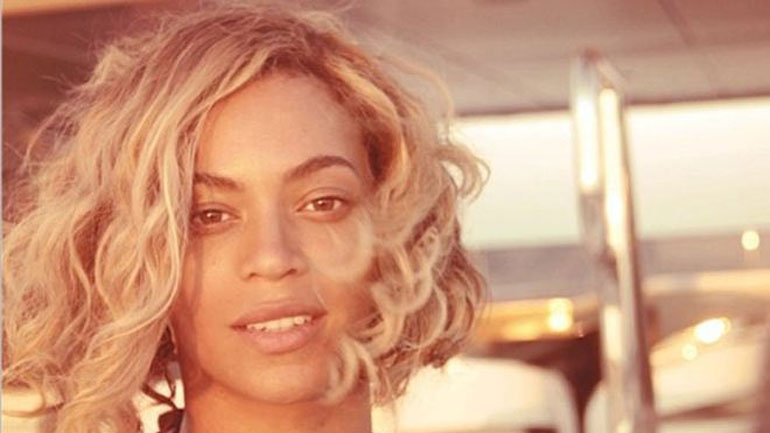 Μάθε πώς να κάνεις κυματιστές μπούκλες σε καρέ μαλλιά!