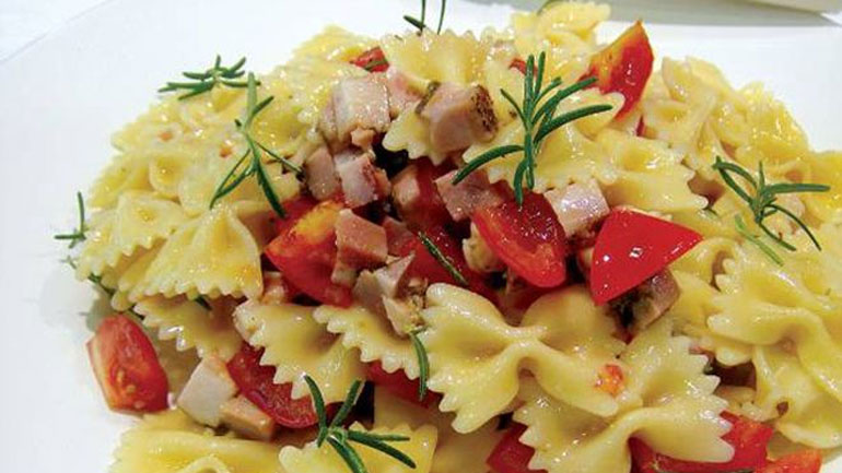 Πολύχρωμη, δροσερή σαλάτα με φαρφάλες και λαχανικά