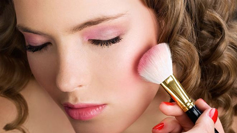 Έβαλες κατά λάθος παραπάνω ρουζ; Δες τι να κάνεις!