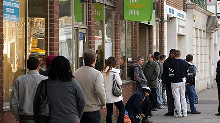 Σε χαμηλό επταετίας η ανεργία στη Βρετανία