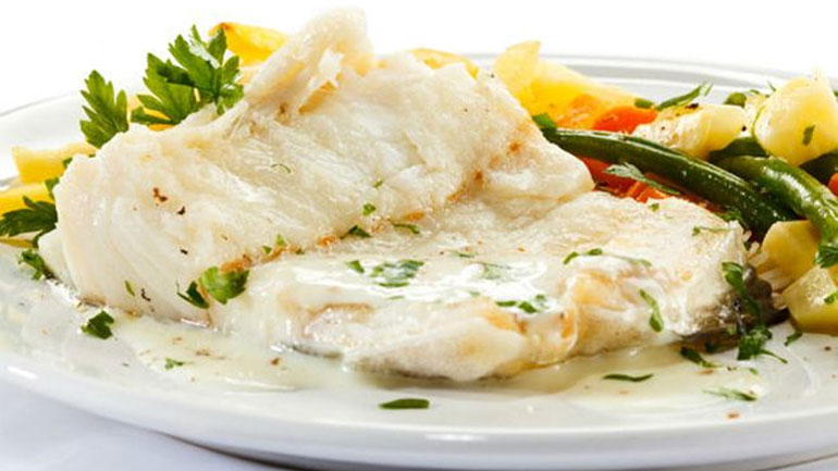 Δοκιμάστε να μαγειρέψετε φιλέτα σολομού με λευκή σάλτσα