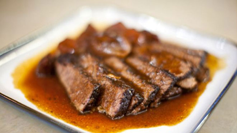 Μοσχαρίσια φιλετάκια σε σάλτσα κρασιού