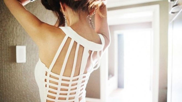 Εξώπλατα φορέματα: Tα πιο χρήσιμα tips για να τα φορέσεις σωστά!