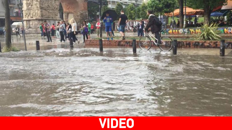 Καταιγίδα στη Θεσσαλονίκη – Σε ποτάμια μετατράπηκαν οι δρόμοι